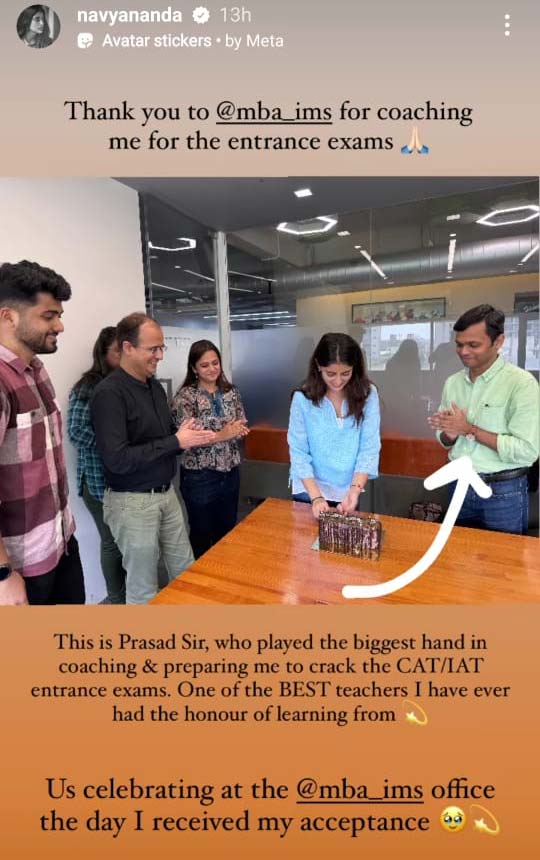 কেক কাটছেন নব্যা।