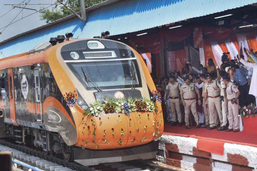 Vande Baharat sleeper train, rail minister unveil new prototype coach 