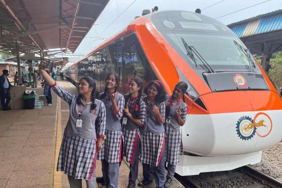 Vande Baharat sleeper train, rail minister unveil new prototype coach 