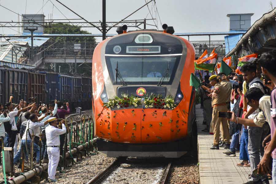 Vande Baharat sleeper train, rail minister unveil new prototype coach 