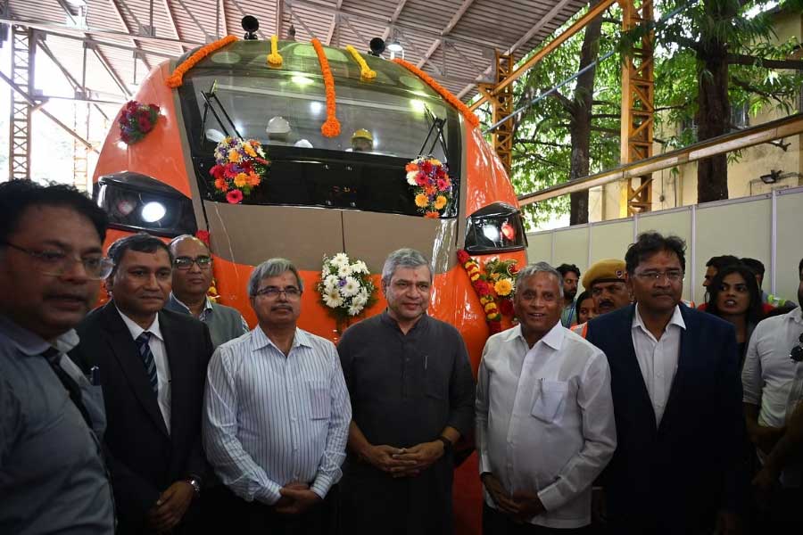 Vande Baharat sleeper train, rail minister unveil new prototype coach 