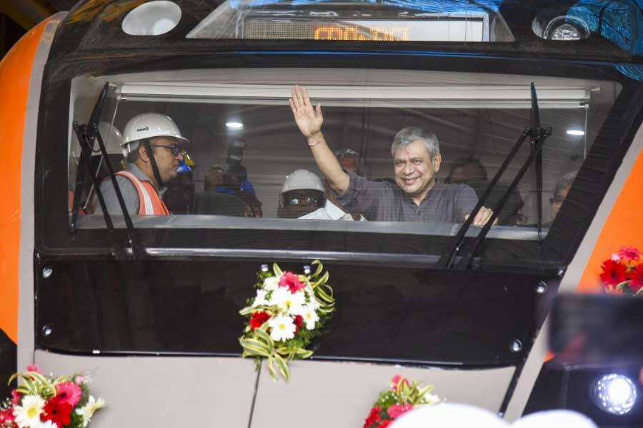 Vande Baharat sleeper train, rail minister unveil new prototype coach 