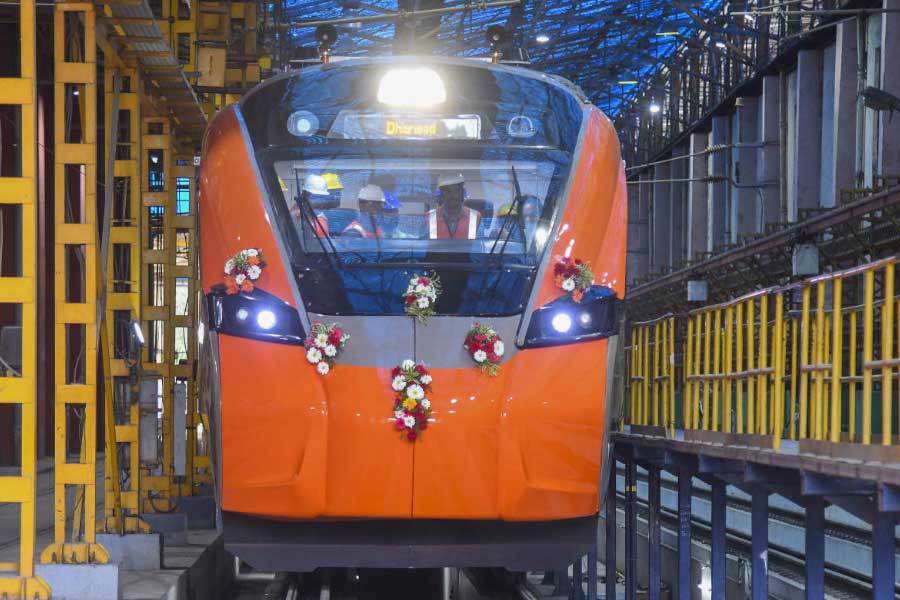 Vande Baharat sleeper train, rail minister unveil new prototype coach 