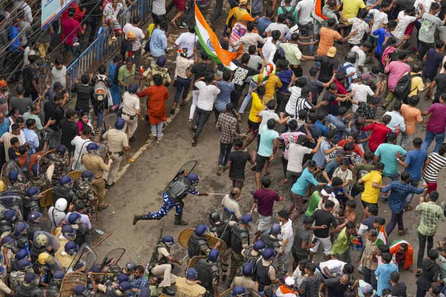 গত মঙ্গলবার নবান্ন অভিযানের সময় পুলিশের সঙ্গে বিক্ষোভকারীদের সংঘর্ষ।