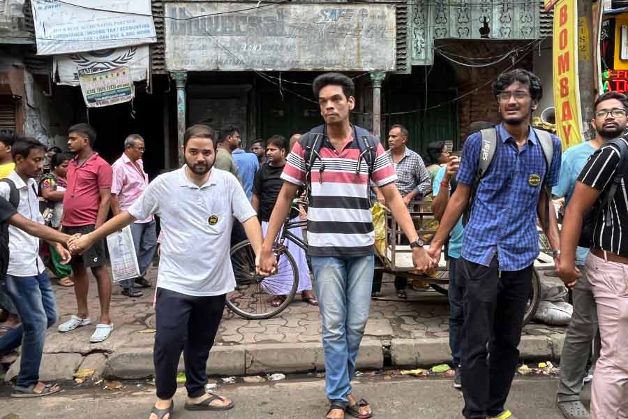 একে অপরের হাত ধরে মানববন্ধন গড়েছেন চিকিৎসকেরা।