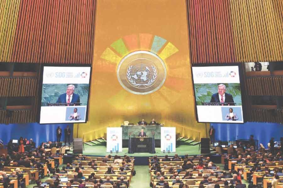 কিন্তু পরবর্তী দশকগুলিতে আমেরিকা এবং সাবেক সোভিয়েত ইউনিয়নের মধ্যে ঠান্ডা যুদ্ধ শুরু হওয়ার কারণে এই সংস্থা কার্যত পঙ্গু হয়ে যায়। যদিও কোরিয়ান যুদ্ধ এবং কঙ্গো সঙ্কটে সামরিক হস্তক্ষেপ এবং সাইপ্রাস, পশ্চিম নিউ গিনি ও সিনাই উপদ্বীপে শান্তিরক্ষা অভিযান চালিয়েছিল তারা।