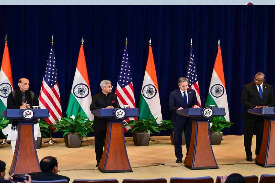  কিশোর যোগ করেছেন, কী ফল হতে পারে এই ভয়ে ব্রিটেন ভেটো প্রয়োগ বন্ধ করে দিয়েছে। একই কাজ করছে ফ্রান্স। কিন্তু ফ্রান্স এই মুহূর্তে ইউরোপীয় ইউনিয়নের সর্বেসর্বা। আর সেই কারণেই তাদের রাষ্ট্রপুঞ্জের নিরাপত্তা পরিষদে থাকা উচিত, ব্রিটেনের নয়। আর সেই কারণেই ব্রিটেনের উচিত নিজের পদ ভারতকে ছেড়ে দেওয়া।