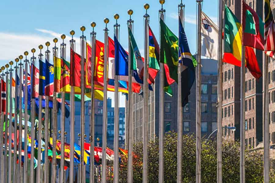 রাষ্ট্রপুঞ্জে সংস্কারের প্রয়োজনীয়তা নিয়ে আলোচনা করার সময় কিশোর এ-ও নজরে এনেছেন যে, রাষ্ট্রপুঞ্জ তৈরির সময় বলা হয়েছিল যে, বিভিন্ন সময়ে শক্তিধর দেশগুলিই বিশ্ব জুড়ে শান্তিরক্ষার কাজ করবে।