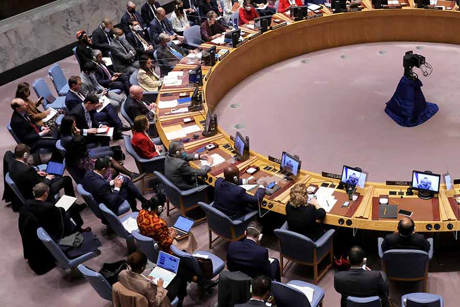 কিশোর বলেছেন, ‘‘রাষ্ট্রপুঞ্জের প্রতিষ্ঠাতা দেশগুলি বিশ্বাস করেছিল যে বৈশ্বিক শান্তিরক্ষার ক্ষেত্রে অগ্রণী ভূমিকা পালন করবে বর্তমান শক্তিধরেরা, অতীতের শক্তিধরেরা নয়। দুর্ভাগ্যবশত, তারা সময়ে সময়ে পরিবর্তনের জন্য ব্যবস্থা তৈরি করেনি।’’