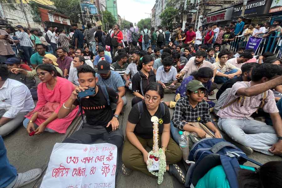 ফুল, প্রতীকী শিরদাঁড়া হাতে অবস্থানে বসেছেন আন্দোলনকারীরা।