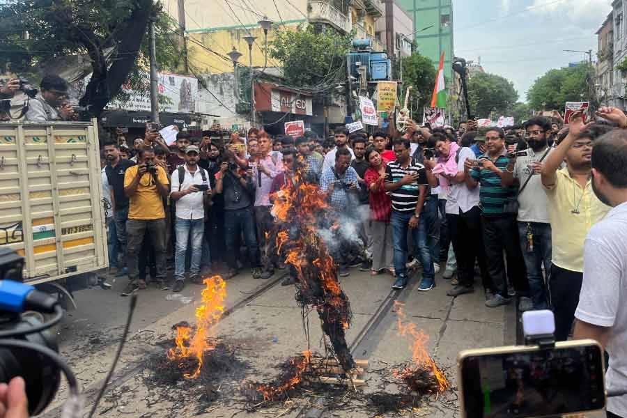 পোড়ানো হচ্ছে কুশপুতুল।