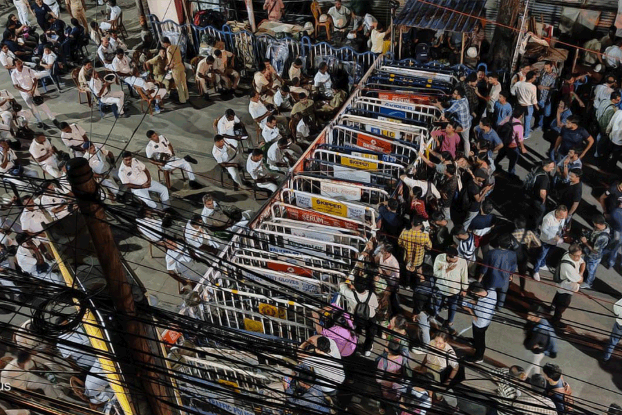 ব্যারিকেডের অন্য পারে বসে রয়েছে পুলিশও।