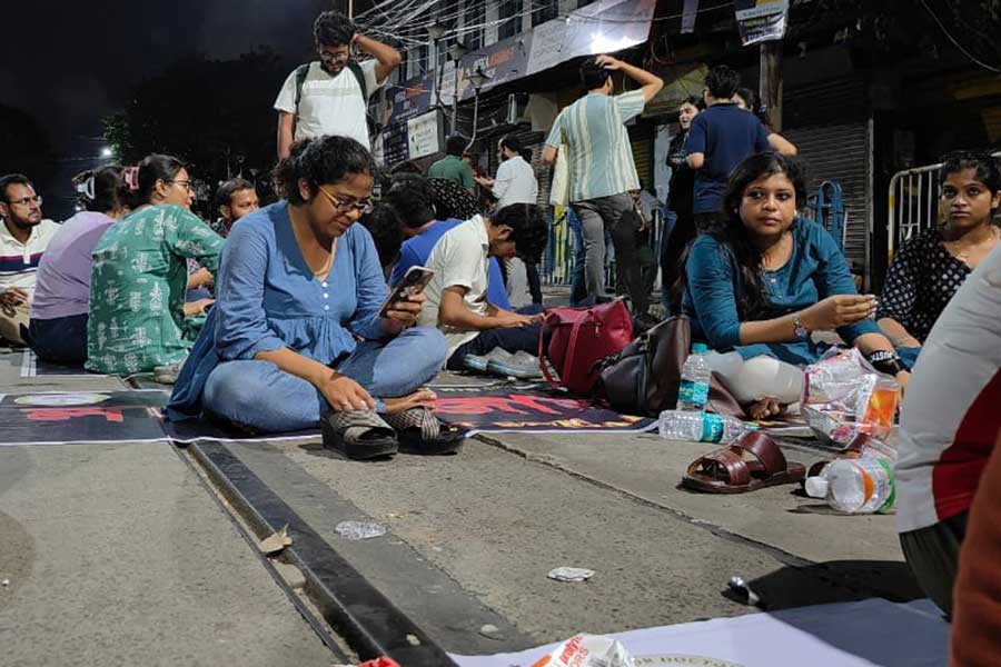 অবস্থানে বসেই খাওয়া-দাওয়া। দাবিতে অনড় চিকিৎসকেরা।