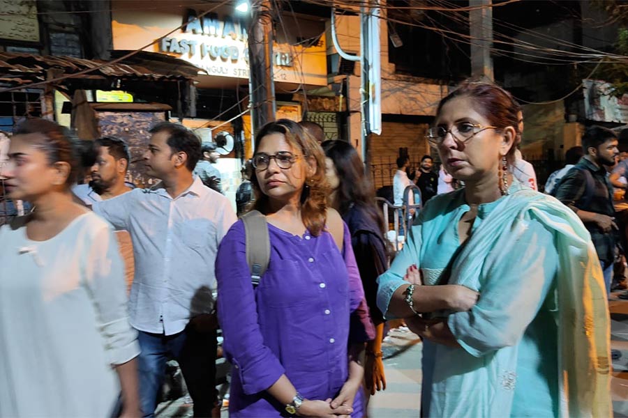 (বাঁ দিক থেকে) দেবলীনা দত্ত, সুদীপ্তা চক্রবর্তী এবং  চৈতি ঘোষাল।