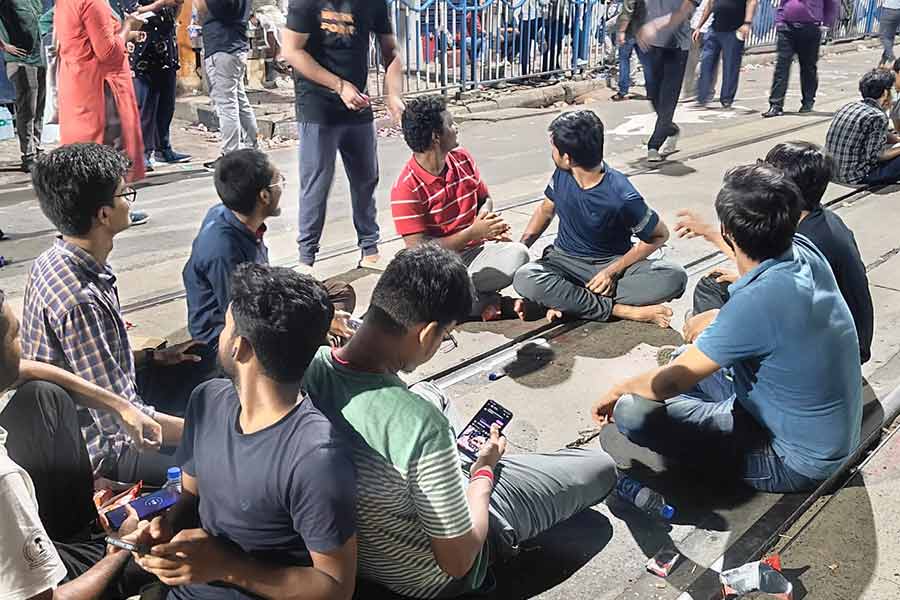 দাবিতে অনড় চিকিৎসকেরা।