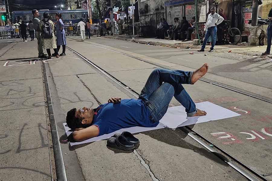 আন্দোলন চলাকালীন রাস্তায় শুয়ে একজন আন্দোলনকারী।