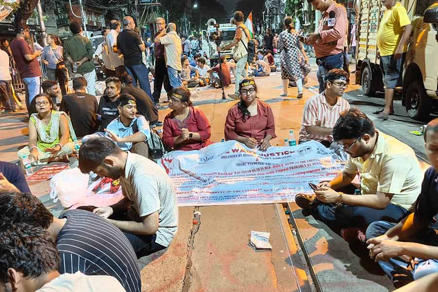 দাবিতে অনড় আন্দোলনকারীরা।