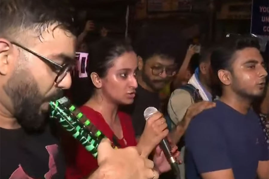 আন্দোলনকারীদের কয়েকজন গানবাজনা শুরু করলেন।