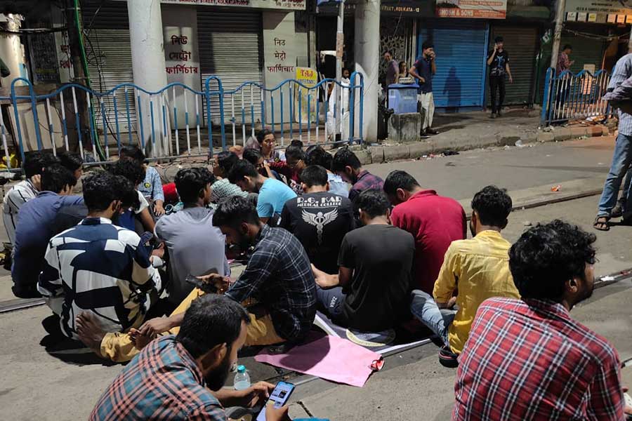 নাছোড় মনোভাব নিয়েই লালবাজারের কাছে রাত জাগছেন জুনিয়র ডাক্তাররা।