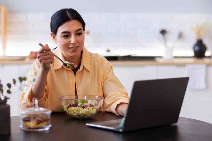 Healthy snacks to keep at your desk while you are working