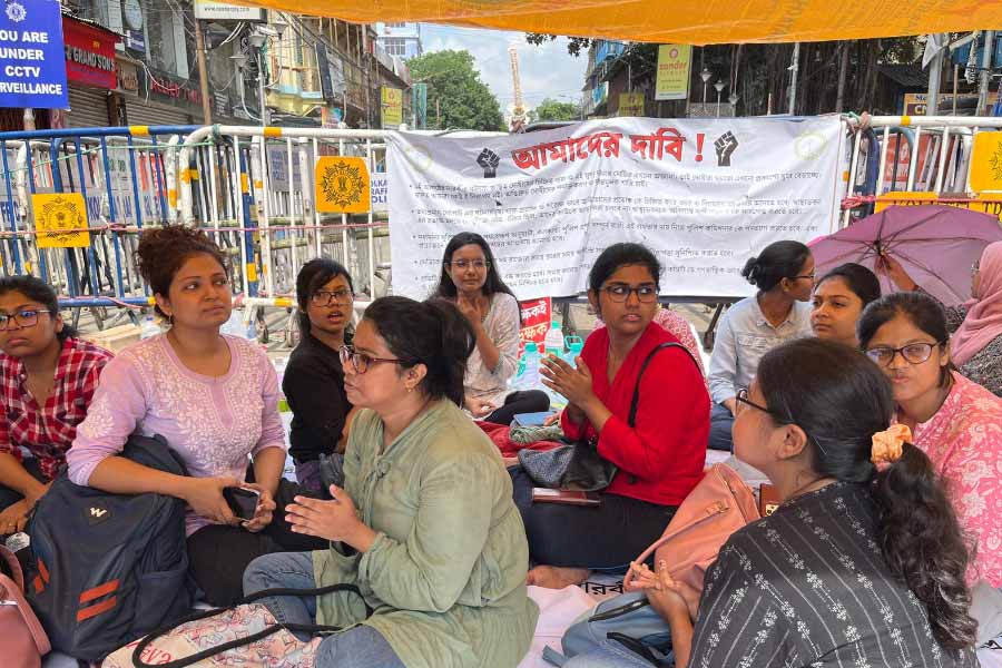 মঙ্গলেও নিজেদের অবস্থানে অনড় আন্দোলনরত চিকিৎসকেরা।