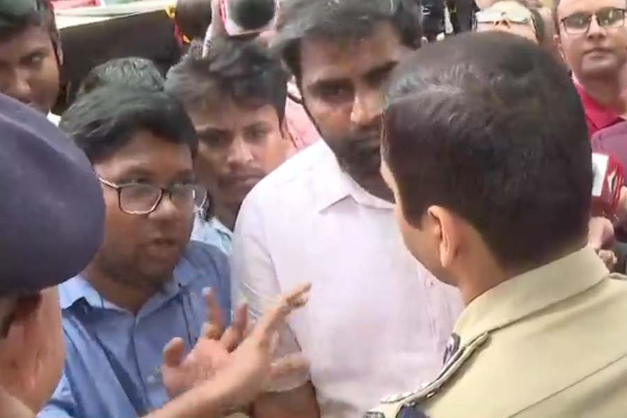 চিকিৎসকদের সঙ্গে কথা বলছেন জয়েন্ট সিপি রূপেশ কুমার।