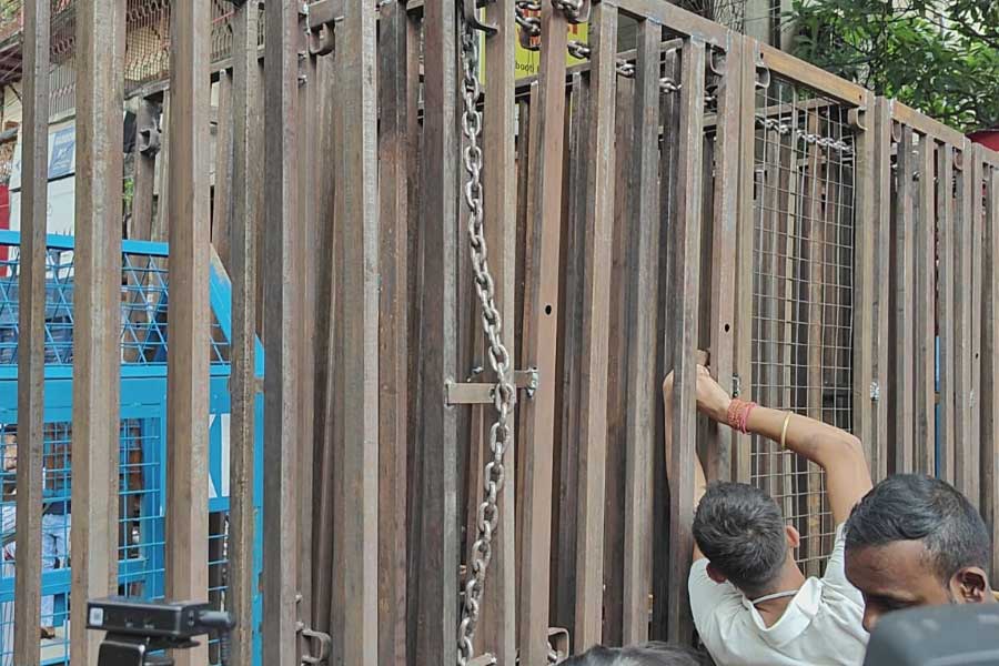 ফিয়ার্স লেনে ব্যারিকেড সরানোর প্রক্রিয়া শুরু।