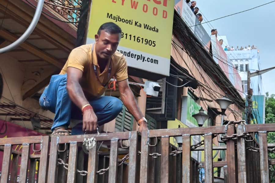 চলছে দেড় মানুষ সমান উঁচু লোহার ব্যারিকেড সরানোর প্রক্রিয়া।