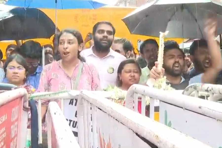 ব্যারিকেডের সামনে অপেক্ষায় আন্দোলনরত চিকিৎসকরা।