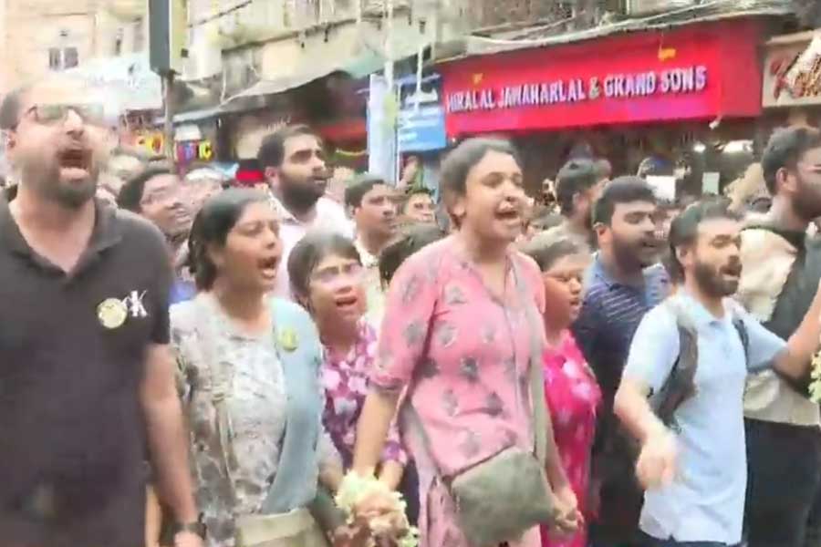 আরও একশো মিটার পথ হাঁটলেন আন্দোলনরত চিকিৎসকেরা।