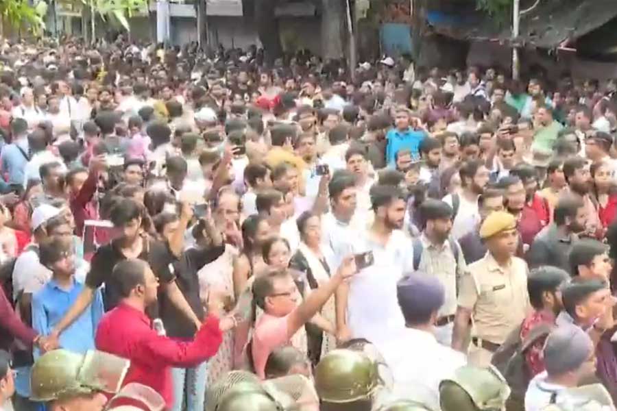 একশো মিটার পথ এগিয়ে অপেক্ষায় চিকিৎসকেরা।