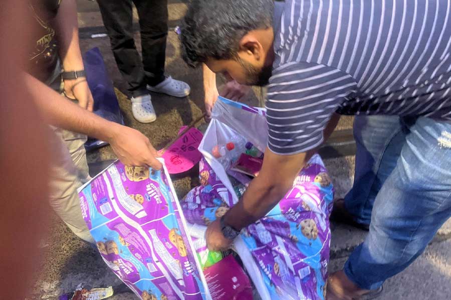 রাস্তা পরিষ্কার করে দিচ্ছেন জুনিয়র ডাক্তারেরা।