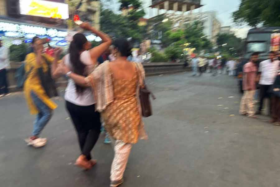 মহিলাকে সিপিএমের সভাস্থল থেকে সরিয়ে নিয়ে যাওয়া হচ্ছে।