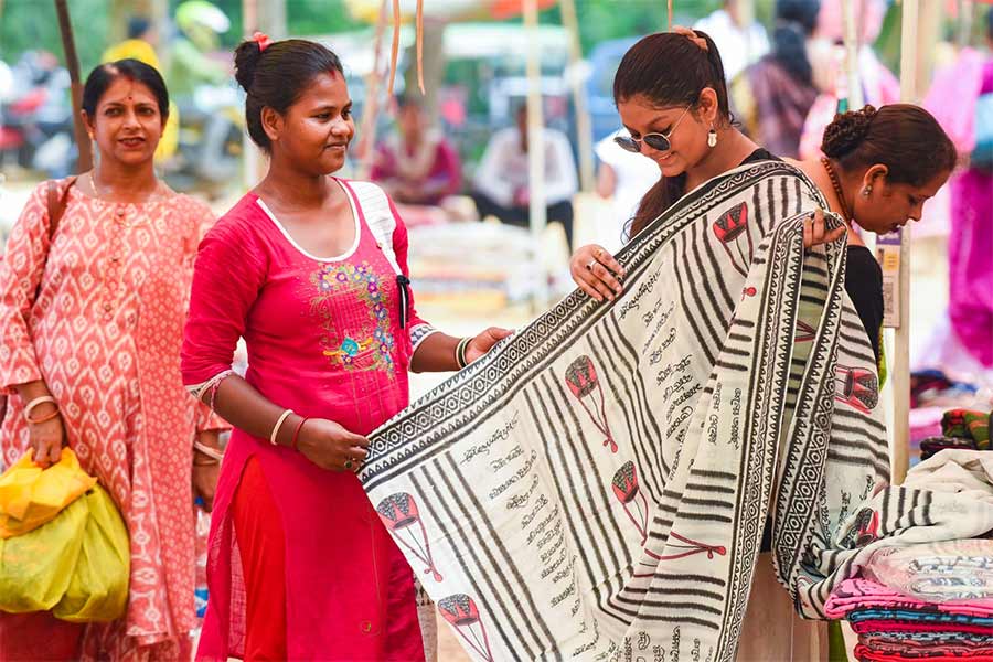 পর্যটকদের কাছে শান্তিনিকেতন মানেই সোনাঝুরি হাট।