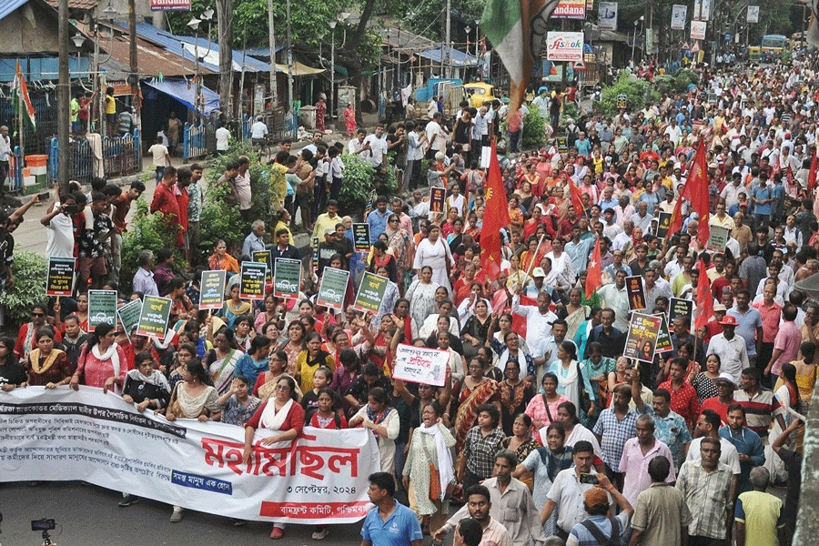 বামফ্রন্টের মিছিলে অবরুদ্ধ রাজপথ।