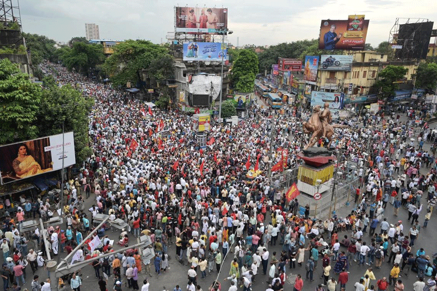 বামফ্রন্টের মহামিছিল। মঙ্গলবার শ্যামবাজার পাঁচ মাথার মোড়ে।