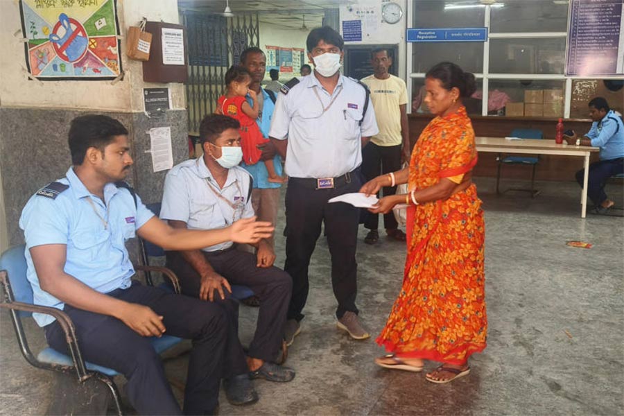 হাতে গোনা নিরাপত্তারক্ষীদের নিয়েই চলছে গোটা হাসপাতাল। নিজস্ব চিত্র