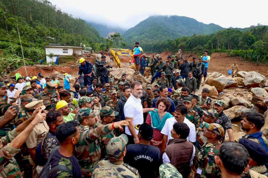 Rahul Gandhi donates 2 Lakh salary for Wayanad relief