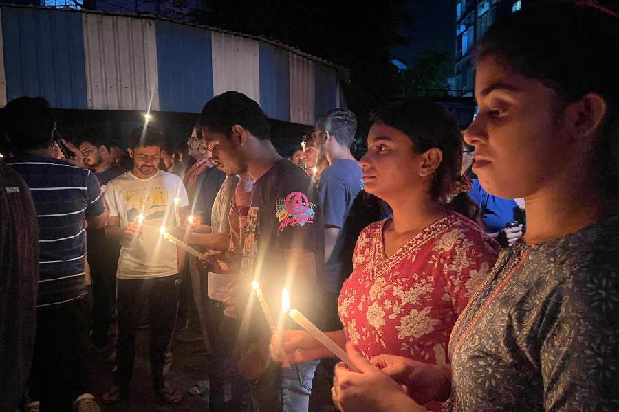 আরজি করে প্রদীপ জ্বেলে প্রতিবাদ।