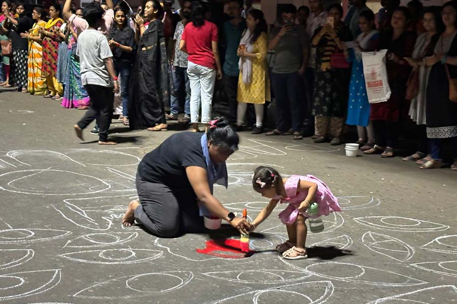 দক্ষিণেশ্বরে বুধবার রাতের প্রস্তুতি।