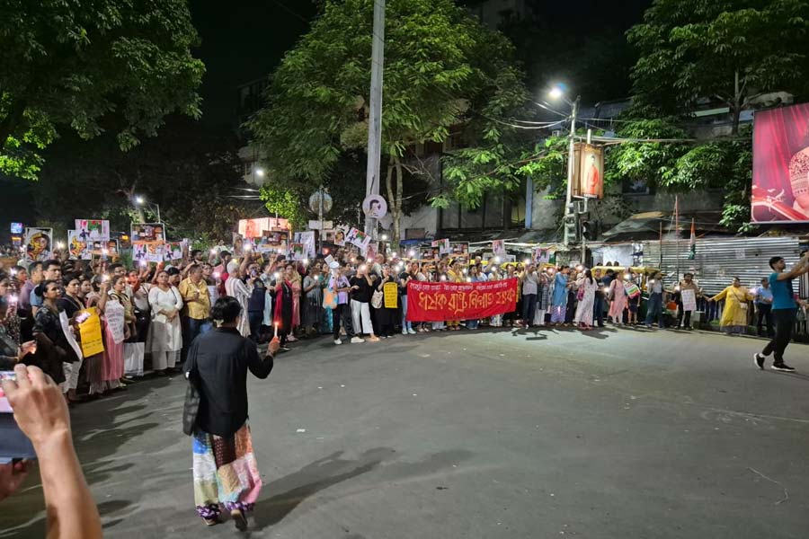 যাদবপুর ৮বি বাসস্ট্যান্ডে প্রতিবাদীদের জমায়েত। 