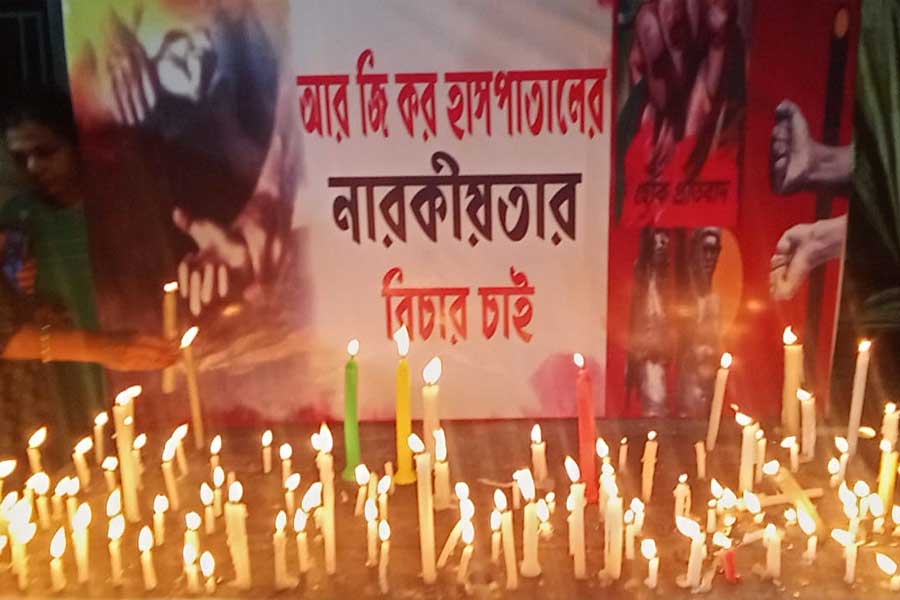 সন্তোষমিত্র স্কোয়্যারেও মোম জ্বেলে প্রতিবাদ।