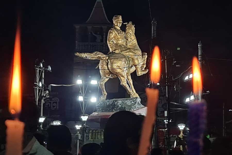 শ্যামবাজার পাঁচ মাথার মোড়ে মোমবাতি জ্বেলে প্রতিবাদ।