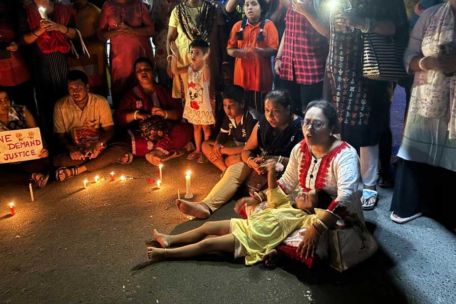 দক্ষিণেশ্বরে প্রতিবাদ চলছে।