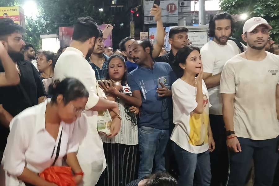 শ্যামবাজারে প্রতিবাদে টালিগঞ্জের কলাকুশলীরা।