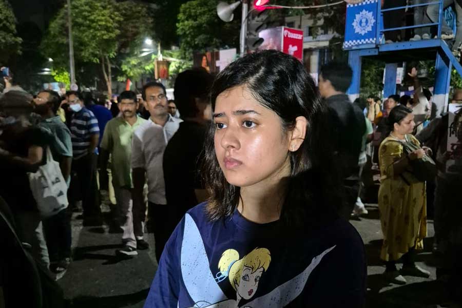 বুধবার রাতে প্রতিবাদে অভিনেত্রী দিতিপ্রিয়া রায়।