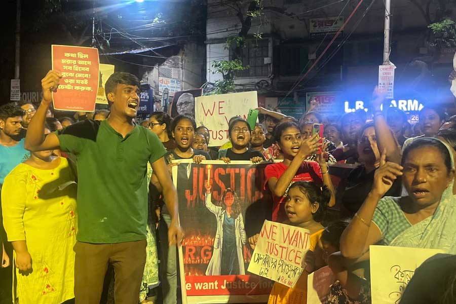 আরজি কর হাসপাতালের বাইরে প্রতিবাদ।