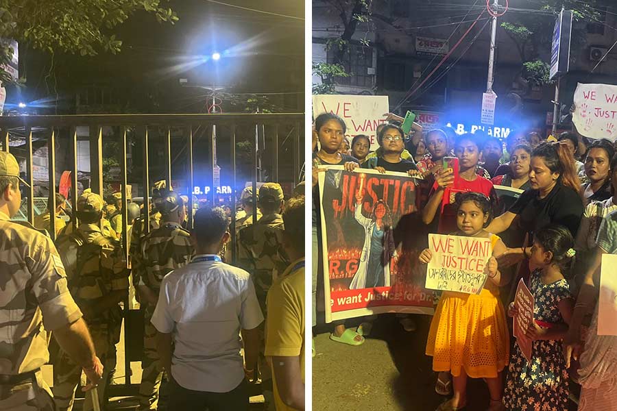 (বাঁ দিকে) আরজি করের ভিতরে পাহারায় আধা সেনার জওয়ানেরা। হাসপাতালের বাইরে চলছে প্রতিবাদ (ডান দিকে)।