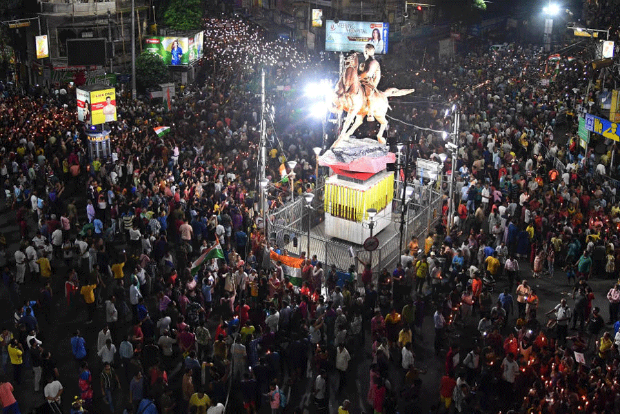 এখানে থেমো না...। আরজি করের ঘটনার প্রতিবাদে শ্যামবাজার পাঁচমাথার মোড়ে ‘রাত দখল’। বুধবার।