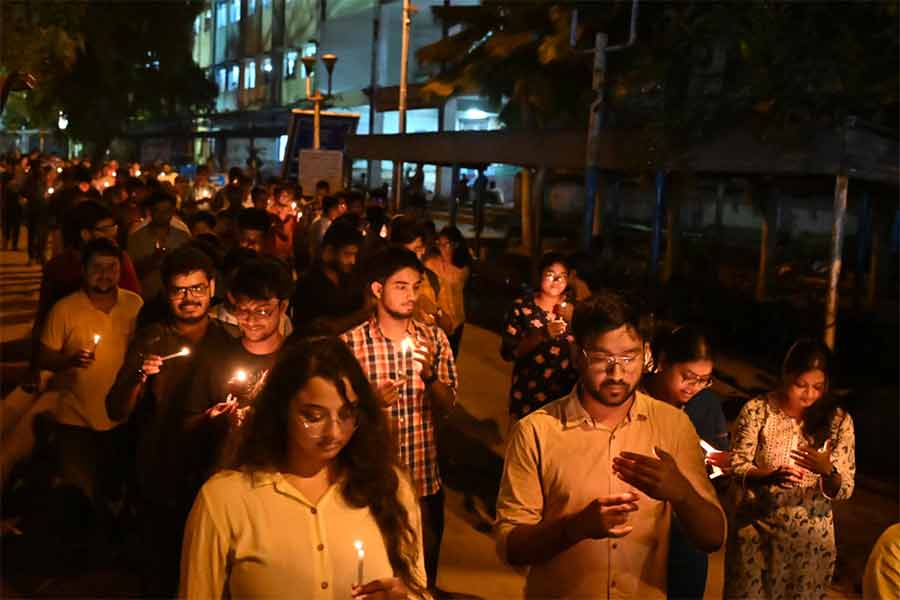 মেদিনীপুর মেডিক্যাল কলেজ হাসপাতাল চত্বরে জুনিয়র ডাক্তারদের মোমবাতি মিছিল।